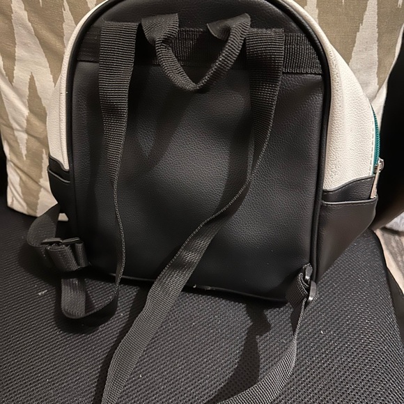 STRANGER THINGS NETFLIX HAWKINS 1986 HIGH SCHOOL MINI BACKPAC - Picture 4 of 8